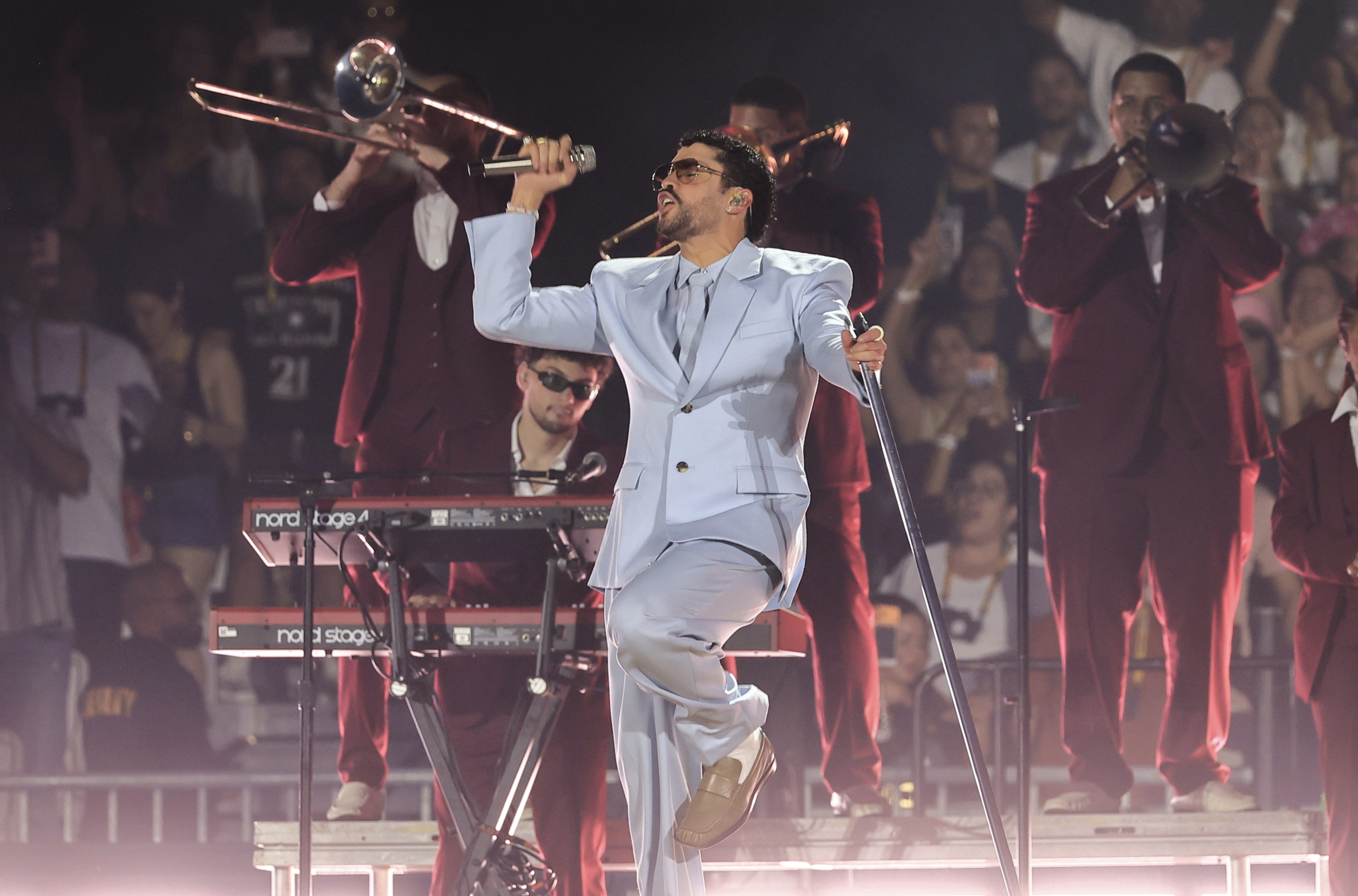 AME1272. SAN JUAN (PUERTO RICO), 22/08/2026.- El cantante puertorriqueño Bad Bunny se presenta durante el primero de los dos conciertos de cierre de su gira internacional 'Debí tirar más fotos' este sábado, en San Juan (Puerto Rico). EFE/ Thais Llorca