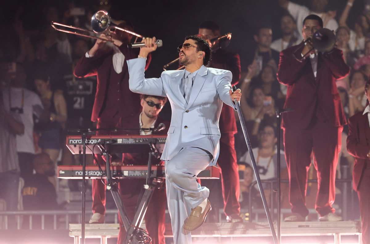 AME1272. SAN JUAN (PUERTO RICO), 22/08/2026.- El cantante puertorriqueño Bad Bunny se presenta durante el primero de los dos conciertos de cierre de su gira internacional 'Debí tirar más fotos' este sábado, en San Juan (Puerto Rico). EFE/ Thais Llorca