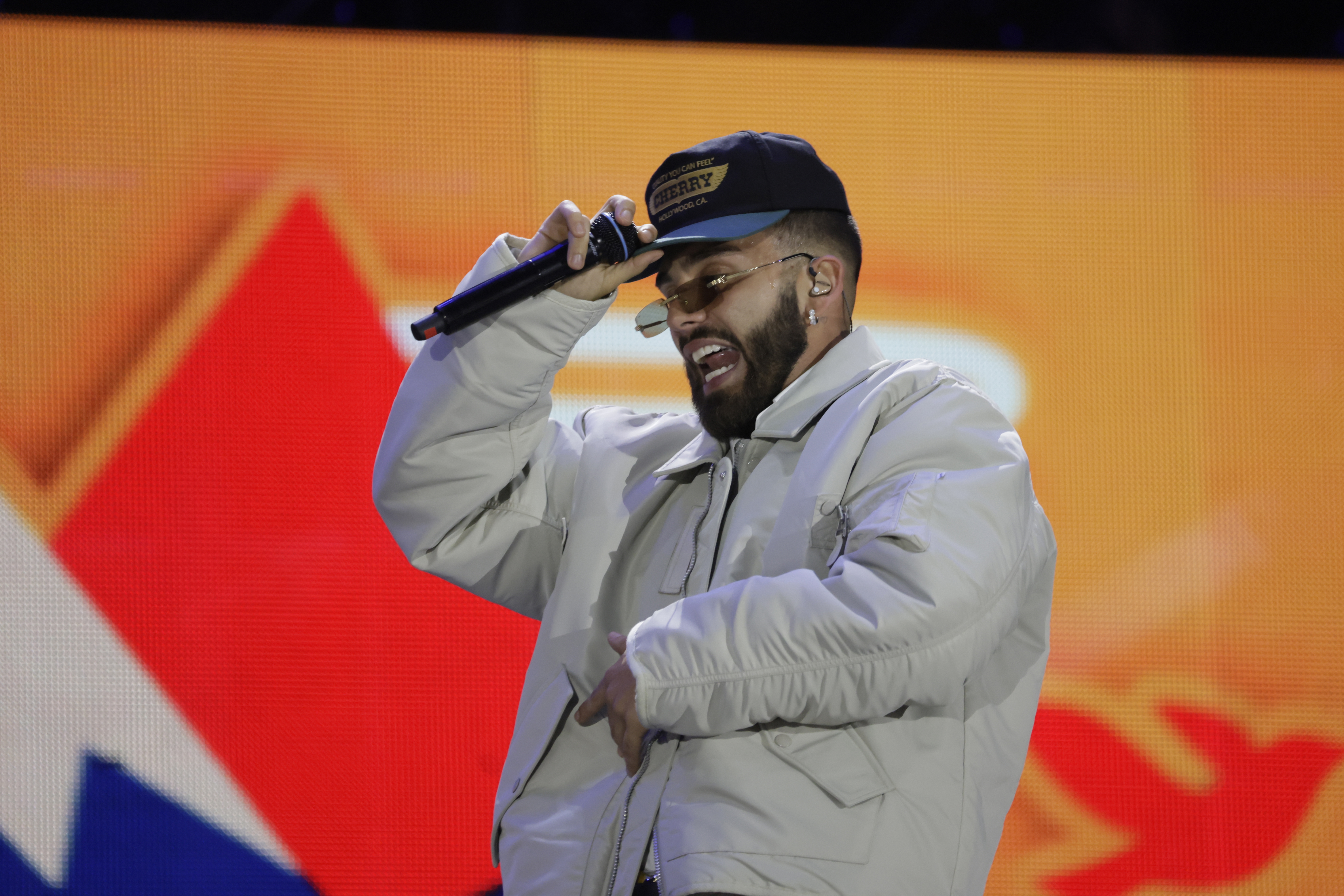 El cantante colombiano Manuel Turizo se presenta en el concierto "Voces por la vida," que se celebra en Bogotá, a favor de los damnificados por el terremoto en Colombia, (Foto Prensa Libre: EFE)