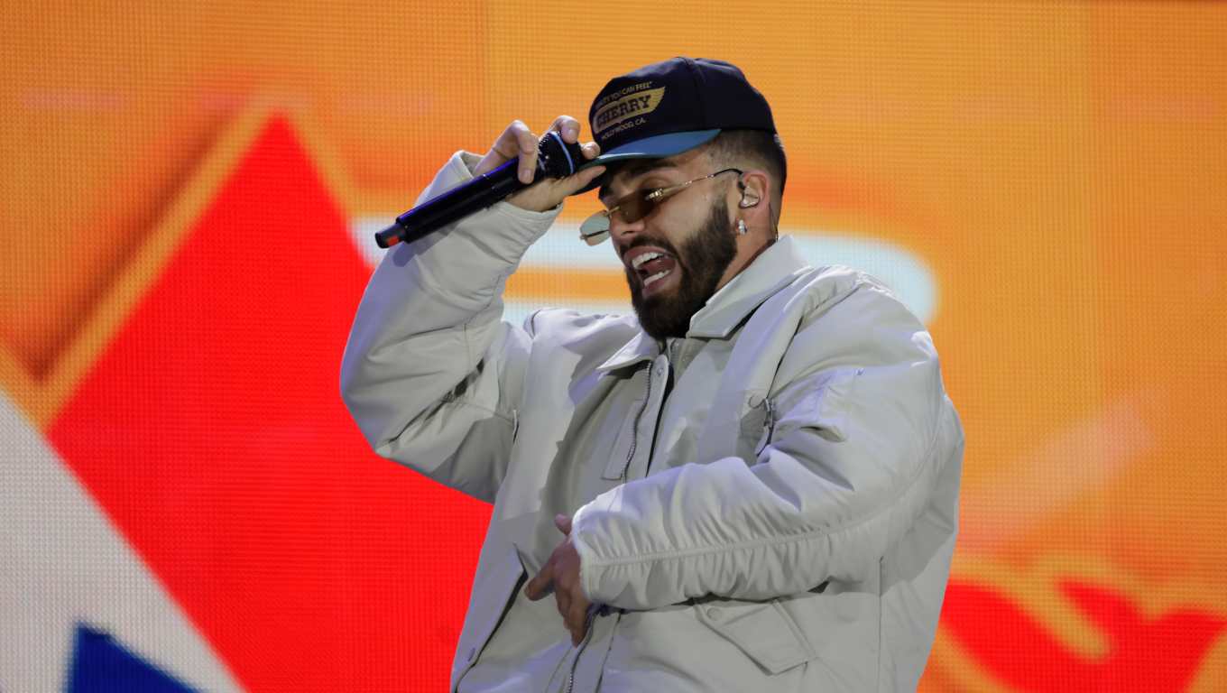 El cantante colombiano Manuel Turizo se presenta en el concierto "Voces por la vida," que se celebra en Bogotá, a favor de los damnificados por el terremoto en Colombia, (Foto Prensa Libre: EFE)