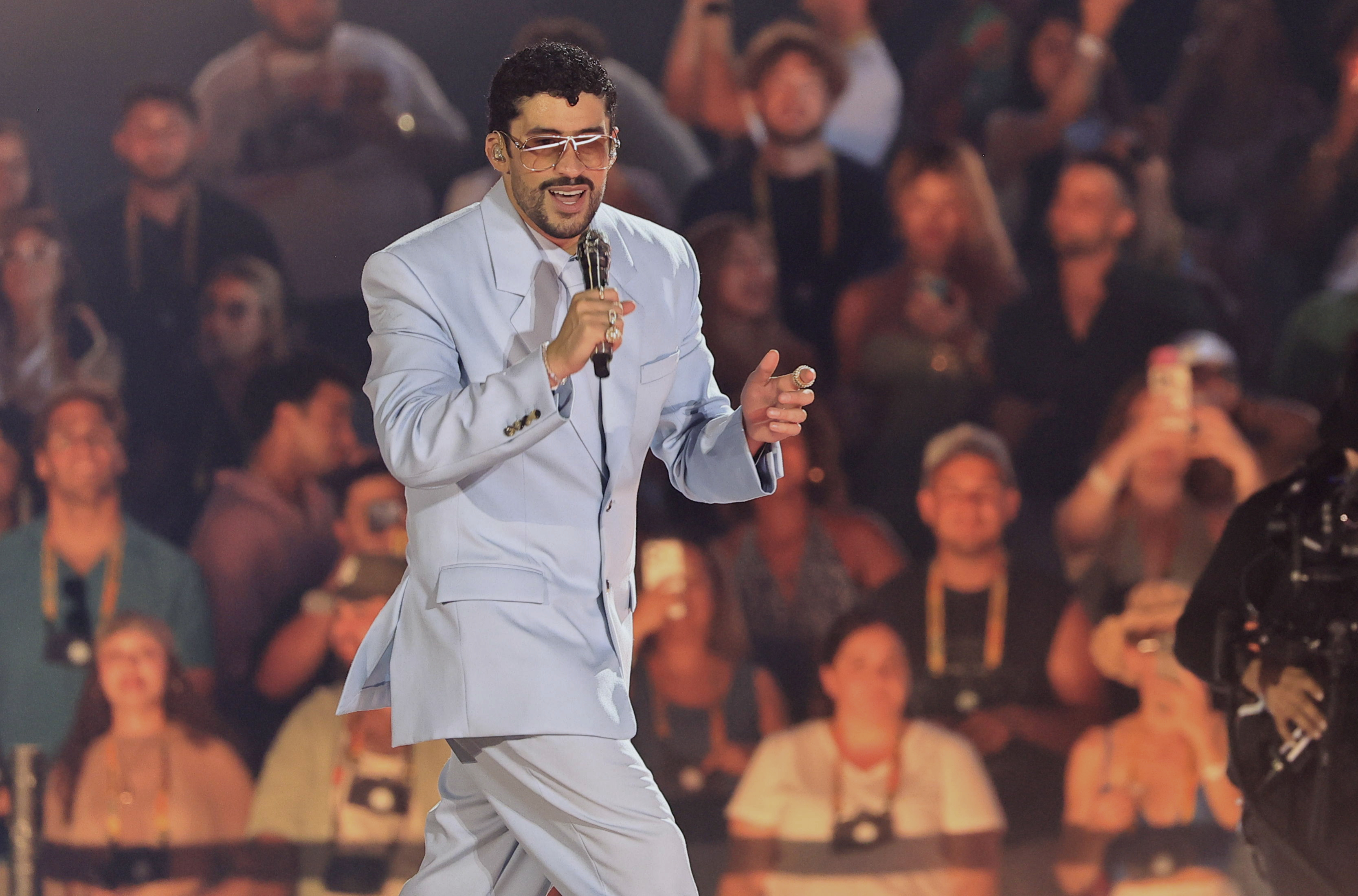 AME1273. SAN JUAN (PUERTO RICO), 22/08/2026.- El cantante puertorriqueño Bad Bunny se presenta durante el primero de los dos conciertos de cierre de su gira internacional 'Debí tirar más fotos' este sábado, en San Juan (Puerto Rico). EFE/ Thais Llorca