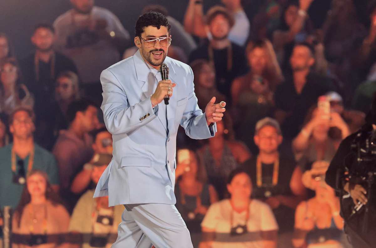 AME1273. SAN JUAN (PUERTO RICO), 22/08/2026.- El cantante puertorriqueño Bad Bunny se presenta durante el primero de los dos conciertos de cierre de su gira internacional 'Debí tirar más fotos' este sábado, en San Juan (Puerto Rico). EFE/ Thais Llorca