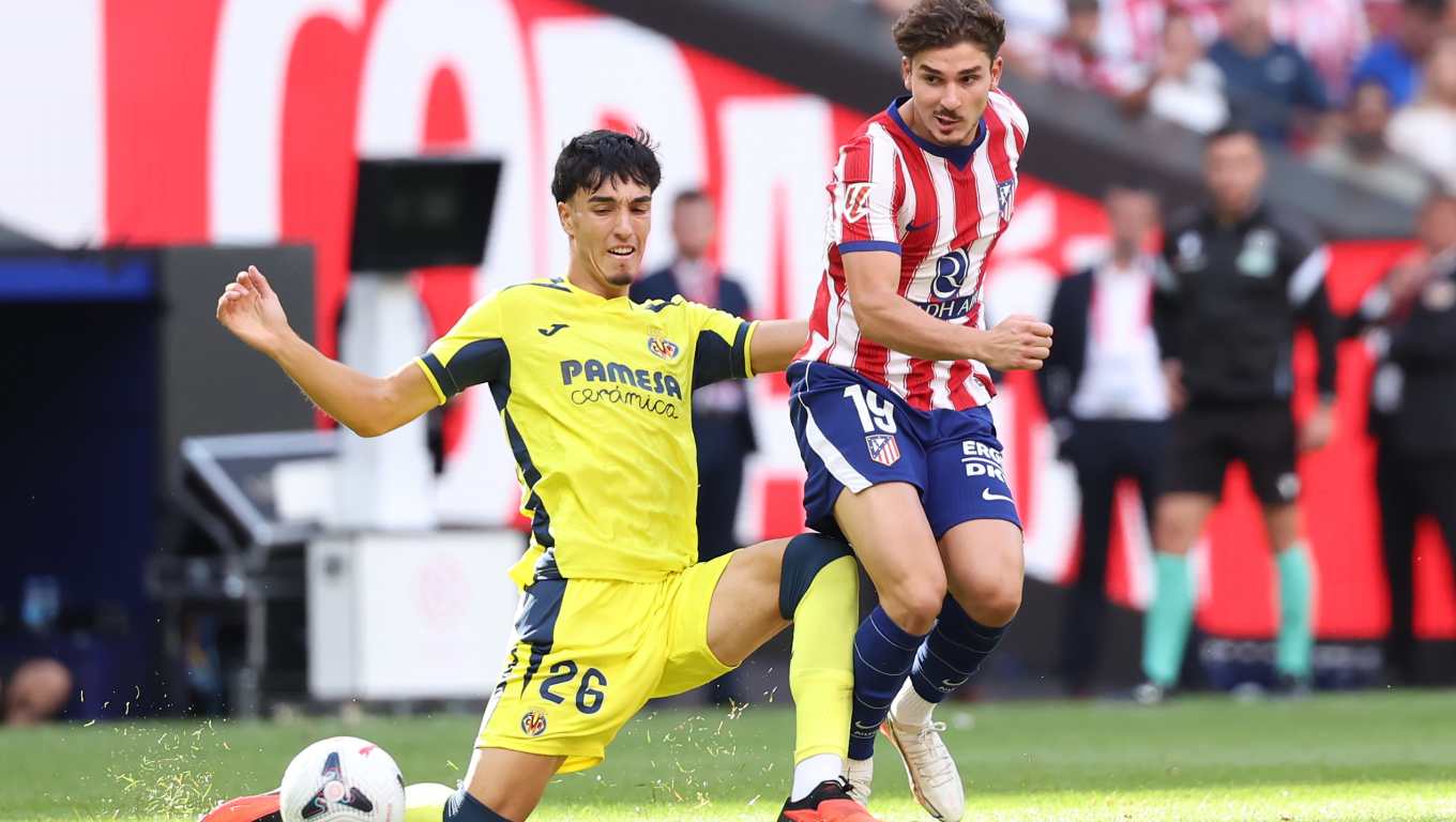 MADRID, 23/08/2026.- El delantero del Atlético Julián Álvarez (d) juega un balón ante Carlos Maciá, del Villarreal, durante el partido de LaLiga de fútbol que Atlético de Madrid y Villarreal CF disputan este domingo en el estadio Metropolitano. EFE/Kiko Huesca