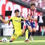 MADRID, 23/08/2026.- El delantero del Atlético Julián Álvarez (d) juega un balón ante Carlos Maciá, del Villarreal, durante el partido de LaLiga de fútbol que Atlético de Madrid y Villarreal CF disputan este domingo en el estadio Metropolitano. EFE/Kiko Huesca