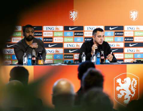 Zeist (Netherlands), 25/08/2026.- Newly appointed head coach Xavi Hernandez (R) during his presentation as head coach of the Dutch national soccer team, in Zeist, the Netherlands, 25 August 2026. (Países Bajos; Holanda) EFE/EPA/KOEN VAN WEEL