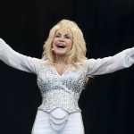 GLASTONBURY (United Kingdom), 25/08/2026.- (FILE) - US singer Dolly Parton performs at the Pyramid Stage of the Glastonbury Festival of Contemporary Performing Arts 2014 at Worthy Farm, near Pilton, Somerset, Britain, 29 June 2014 (reissued 25 August 2026). US country music legend Dolly Parton died at the age of 80, her family announced on social media on 25 August 2026. (Reino Unido) EFE/EPA/WILL OLIVER