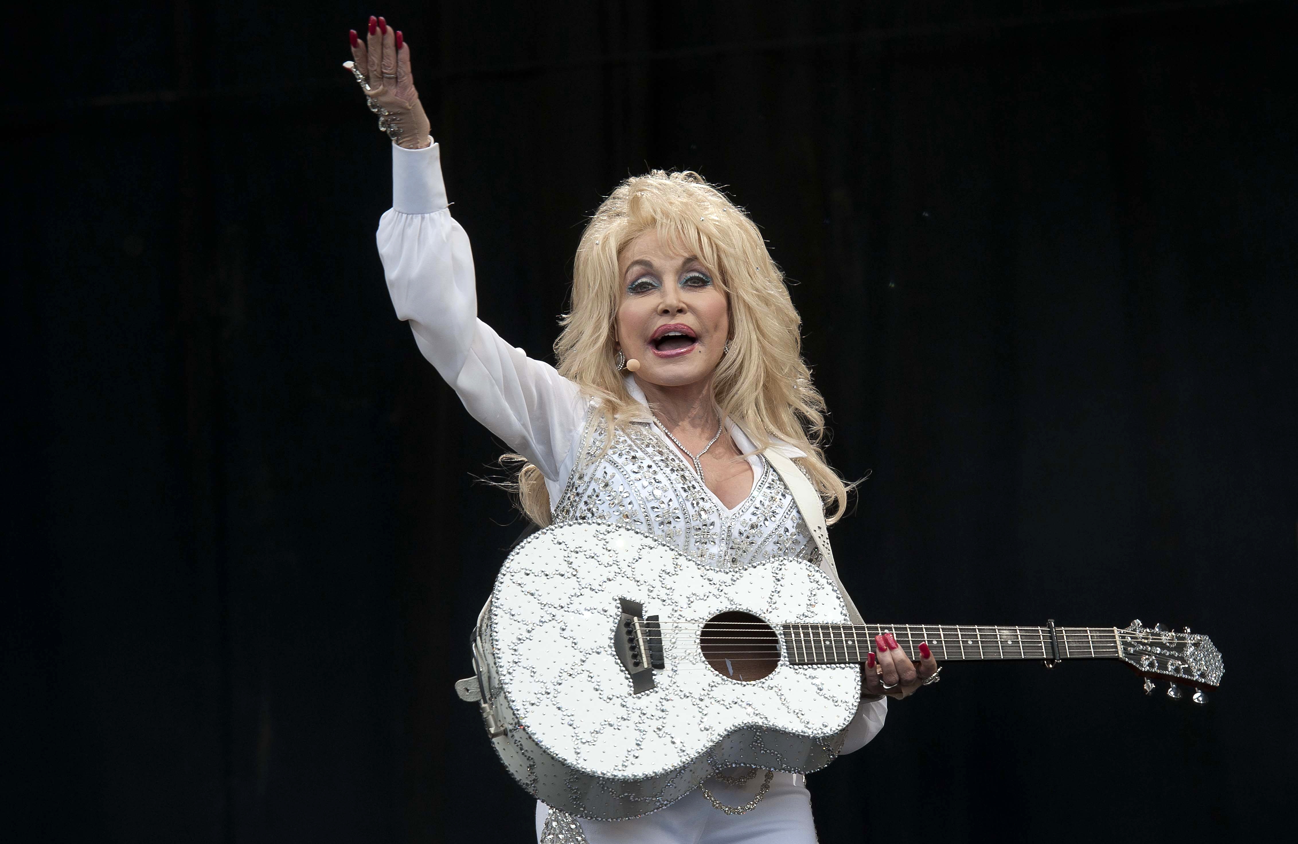 Fortuna de Dolly Parton: cómo pasó de una familia de escasos recursos a construir un patrimonio millonario y apoyar causas sociales