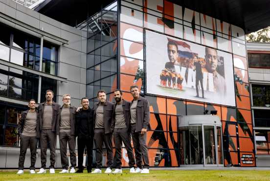 Zeist (Netherlands), 25/08/2026.- Newly appointed head coach Xavi Hernandez with his technical staff Ivan Torres, Ruud van Nistelrooij, Oscar Hernandez, Sergio Alegre, Adil Ramzi and Patrick Lodewijks (L-R) during his presentation as head coach of the Dutch national soccer team, in Zeist, the Netherlands, 25 August 2026. (Países Bajos; Holanda) EFE/EPA/KOEN VAN WEEL