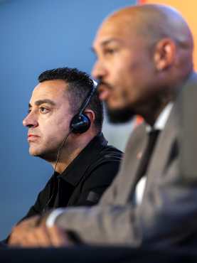 Zeist (Netherlands), 25/08/2026.- Newly appointed head coach Xavi Hernandez (L) and Nigel de Jong, Techinical Director of the KNVB, during Xavi's presentation as head coach of the Dutch national soccer team, in Zeist, the Netherlands, 25 August 2026. (Países Bajos; Holanda) EFE/EPA/KOEN VAN WEEL