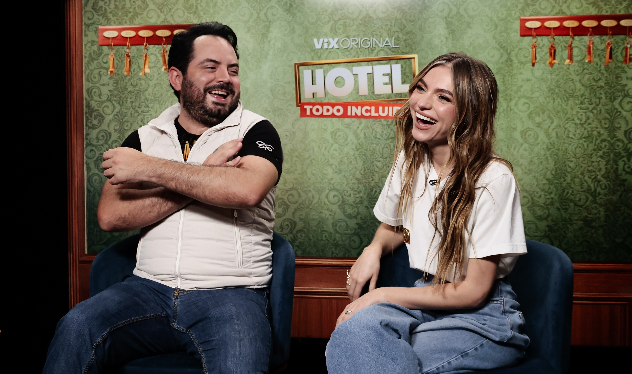 José Eduardo Derbez y Sofía Castro protagonizan “Hotel Todo Incluido” y hablan del peso de sus apellidos