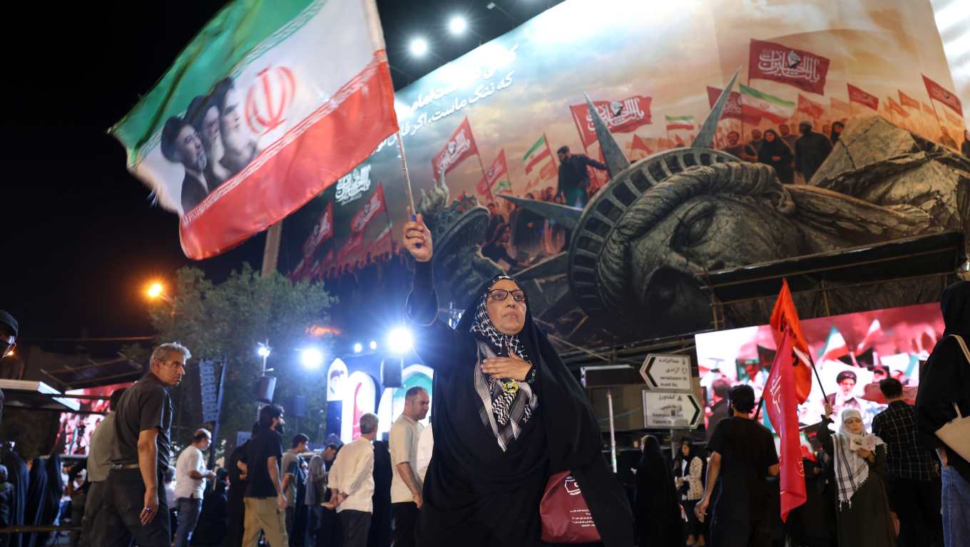 Tehran (Iran (Islamic Republic Of)), 26/08/2026.- Iranians take part in a night demonstration against the United States near an anti-US billboard in Tehran, Iran, 26 August 2026, following Washington's announcement of new sanctions. Tehran promised to retaliate after US Treasury Secretary Scott Bessent, acting at President Donald Trump's direction, launched 'Operation Economic Outcast,' an economic campaign designed to cut off Iran's global financial connections. (Estados Unidos, Teherán) EFE/EPA/ABEDIN TAHERKENAREH RESTRICTIONS: NO Access Israel Media/Persian Language TV Stations Outside Iran/Strictly No Access BBC Persian/VOA Persian/Manoto TV/Iran International TV. (As mandated by Iran's Directorate General for Foreign Media) --