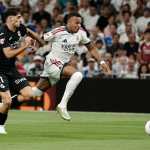MADRID, 26/08/2026.- El delantero del Real Madrid Kylian Mbappé (d) lucha con Jon Martín, de la Real Sociedad, durante el encuentro correspondiente a la primera jornada de LaLiga que Real Madrid y Real Sociedad disputan este miércoles en el Santiago Bernabéu, en Madrid. EFE/ Sergio Pérez