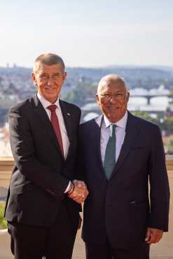 Prague (Czech Republic), 27/08/2026.- Czech Prime Minister Andrej Babis (L) welcomes European Council President Antonio Costa (R) ahead of their meeting in Prague, Czech Republic, 27 August 2026. Costa is in Prague as part of his an annual round of visits to European Union capitals between 25 August and 17 September. (República Checa, Praga) EFE/EPA/MARTIN DIVISEK