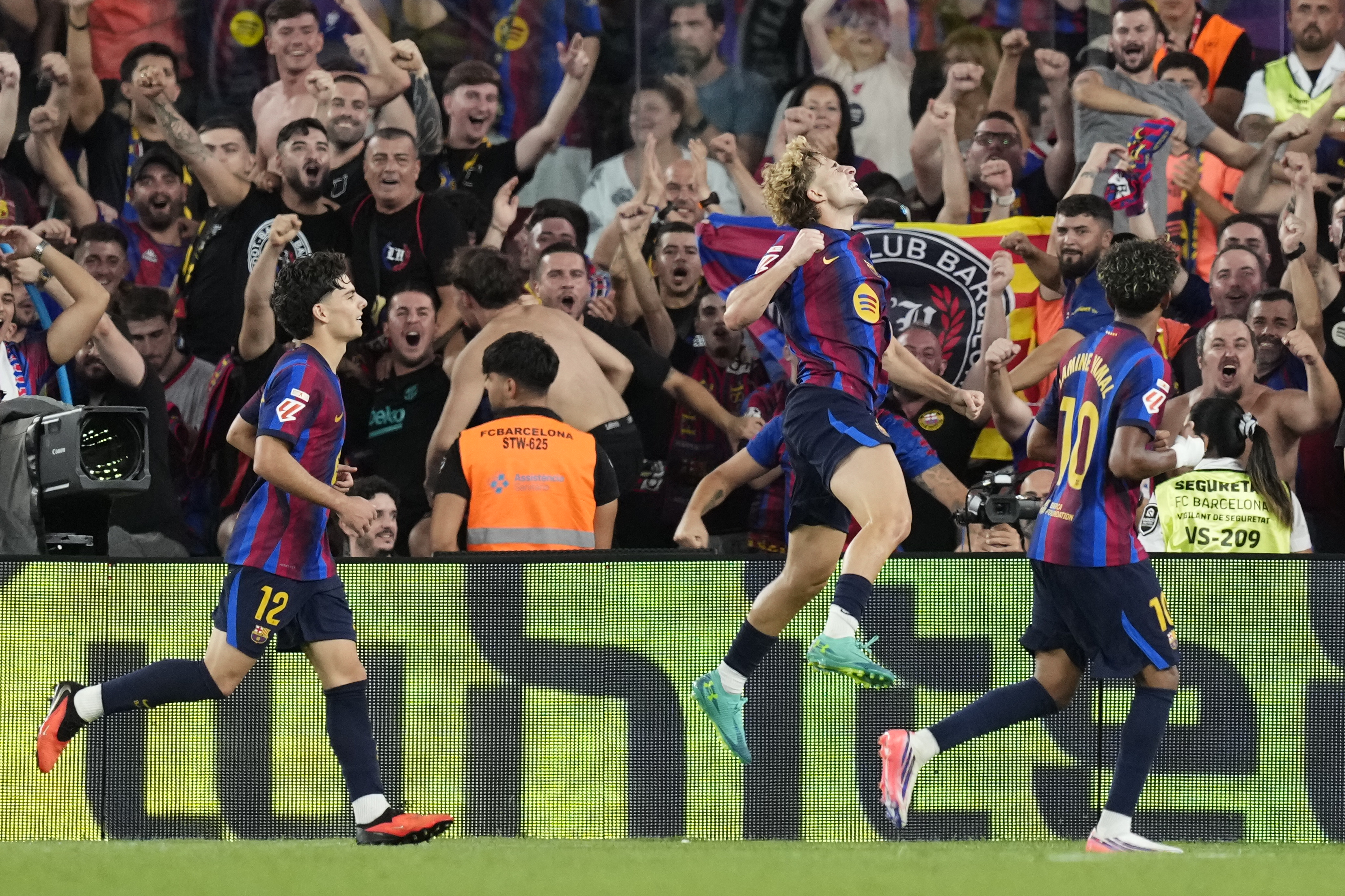 BARCELONA, 27/08/2026.- El centrocampista del Barcelona Fermín (2d) celebra tras anotar el 2-0 para su equipo durante el partido de la primera jornada de LaLiga que FC Barcelona y Athletic Club de Bilbao disputan este jueves en el Camp Nou. EFE/Enric Fontcuberta