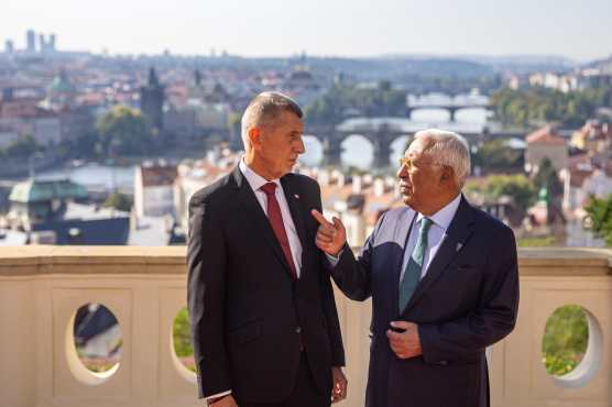 Prague (Czech Republic), 27/08/2026.- Czech Prime Minister Andrej Babis (L) welcomes European Council President Antonio Costa (R) ahead of their meeting in Prague, Czech Republic, 27 August 2026. Costa is in Prague as part of his an annual round of visits to European Union capitals between 25 August and 17 September. (República Checa, Praga) EFE/EPA/MARTIN DIVISEK