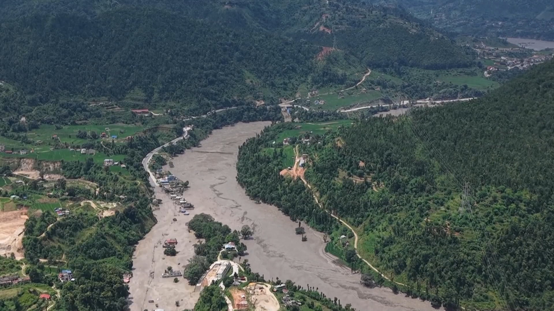 Captura de vídeos de la cadena china de televisión CCTV que muestra vistas aéreas tras el impacto de la riada en la región de Rasuwa (Nepal). (Foto Prensa Libre: EFE/ CCTV).