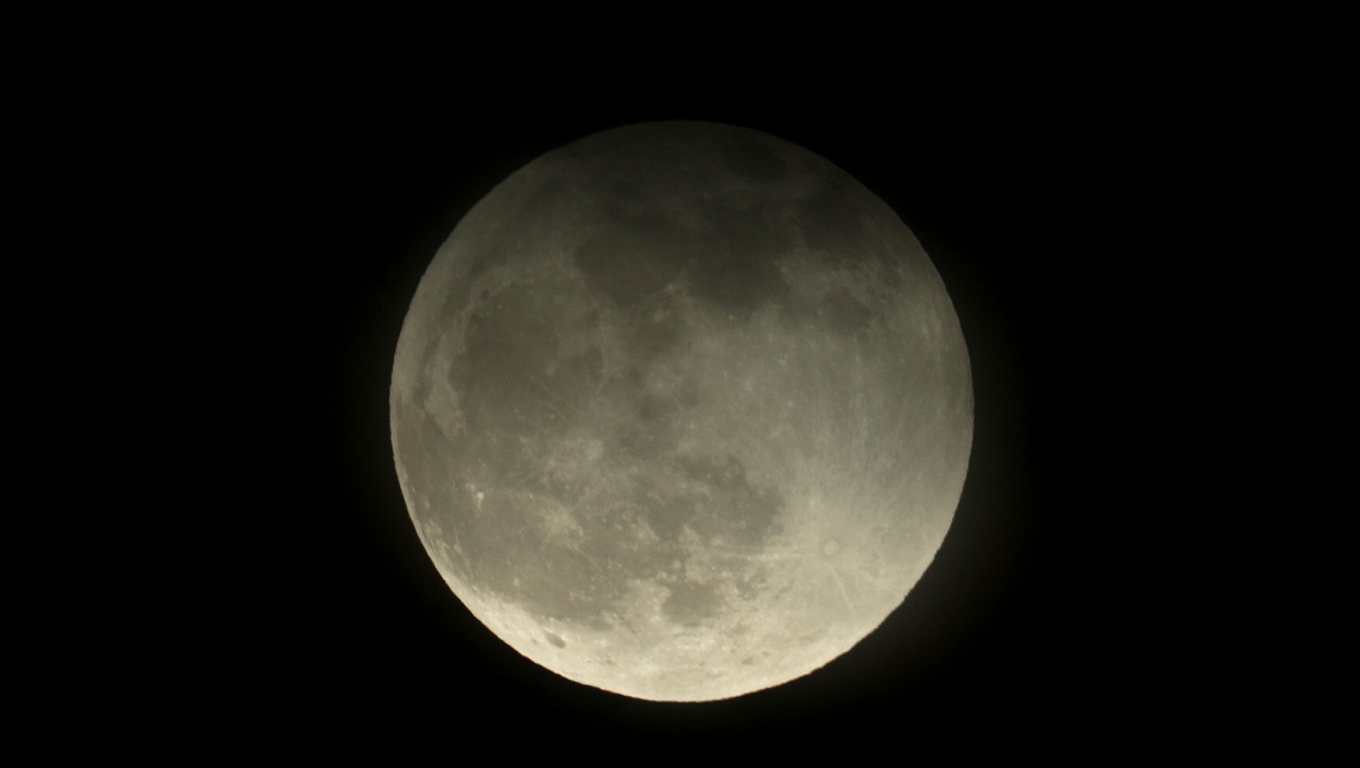 La luna llena es motivo de mitos, creencias y admiración. (Foto Prensa Libre: EFE)