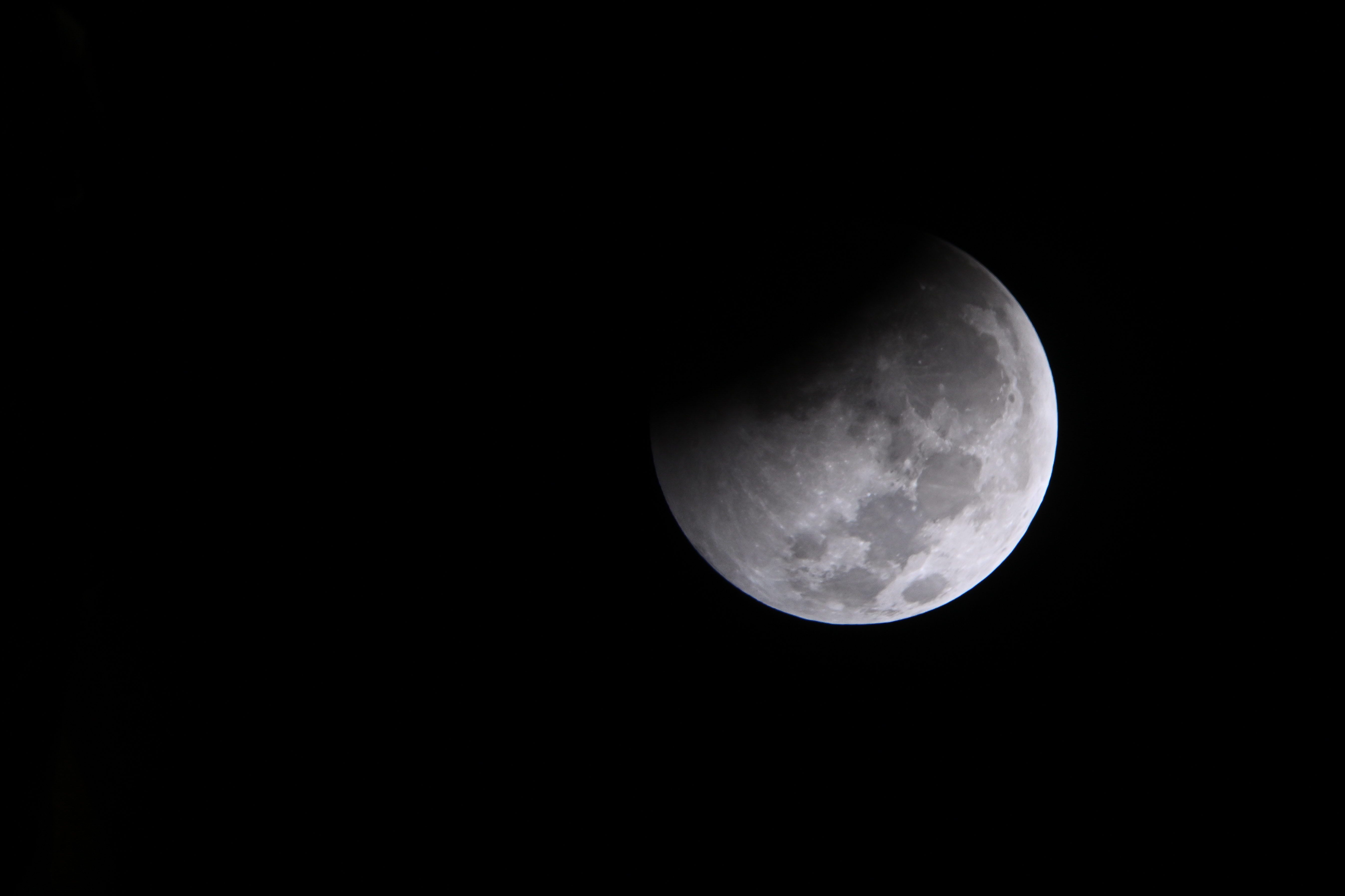 AME2732. BRASILIA (BRASIL), 27/08/2026.- Fotografía que muestra la luna llena durante el eclipse lunar parcial este jueves, en el Planetario de Brasilia (Brasil). EFE/ Andre Borges