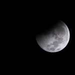 AME2732. BRASILIA (BRASIL), 27/08/2026.- Fotografía que muestra la luna llena durante el eclipse lunar parcial este jueves, en el Planetario de Brasilia (Brasil). EFE/ Andre Borges
