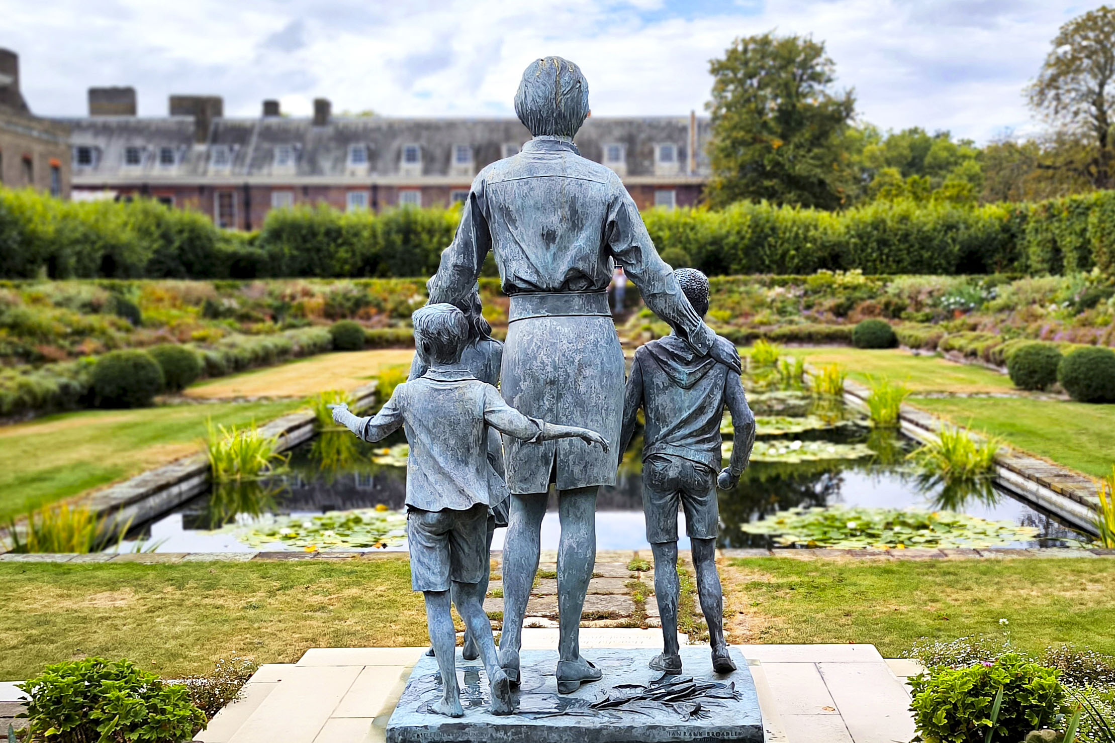 LONDRES, 28/08/2026.- Estatua de Diana de Gales con sus dos hijos en los Jardines de Kensington Palace en Londres, Reino Unido. Este 28 de agosto se cumplen los 30 años del sonado divorcio de Diana de Gales y el ahora rey Carlos III, un trámite que puso fin al simulacro de un cuento de hadas y empujó a la princesa a abrazar una dolorosa libertad que apenas pudo disfrutar un año. EFE/Guillermo Garrido