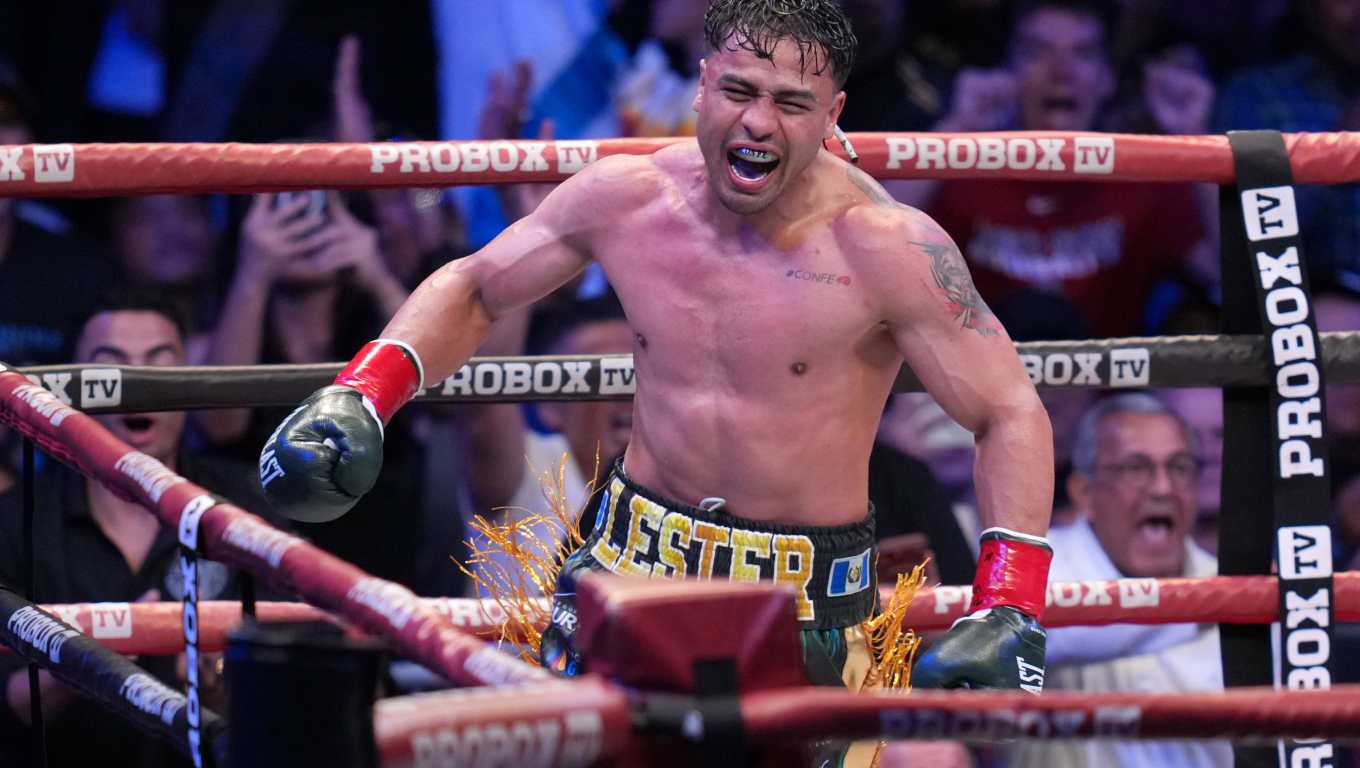 AMDEP1665. LOS ÁNGELES (ESTADOS UNIDOS), 29/08/2026.- Lester Martínez de Guatemala celebra este sábado, al ganar la pelea por el título mundial interino peso supermediano del Consejo Mundial de Boxeo (CMB), frente a Luka Plantic de Croacia, en el Galen Center en Los Ángeles (Estados Unidos). EFE/ Jordy Marsono