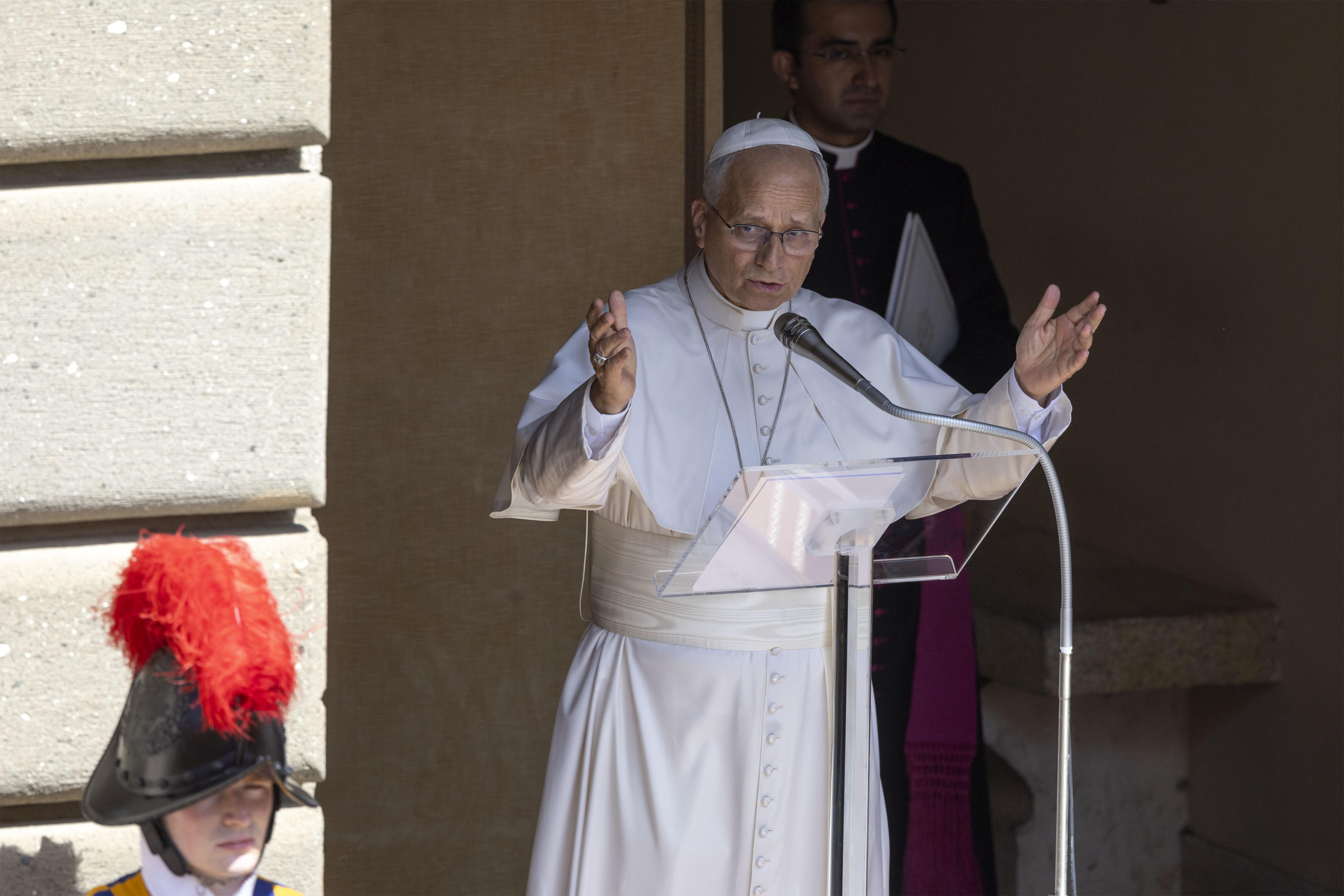 FOTODELDÍA Castel Gandolfo (Italia), 30/08/2026.- El papa León XIV dirige la oración del Ángelus dominical en el Palacio Apostólico de Castel Gandolfo, Italia, el 30 de agosto de 2026. (Papa, Italia) EFE/EPA/MASSIMO PERCOSSI