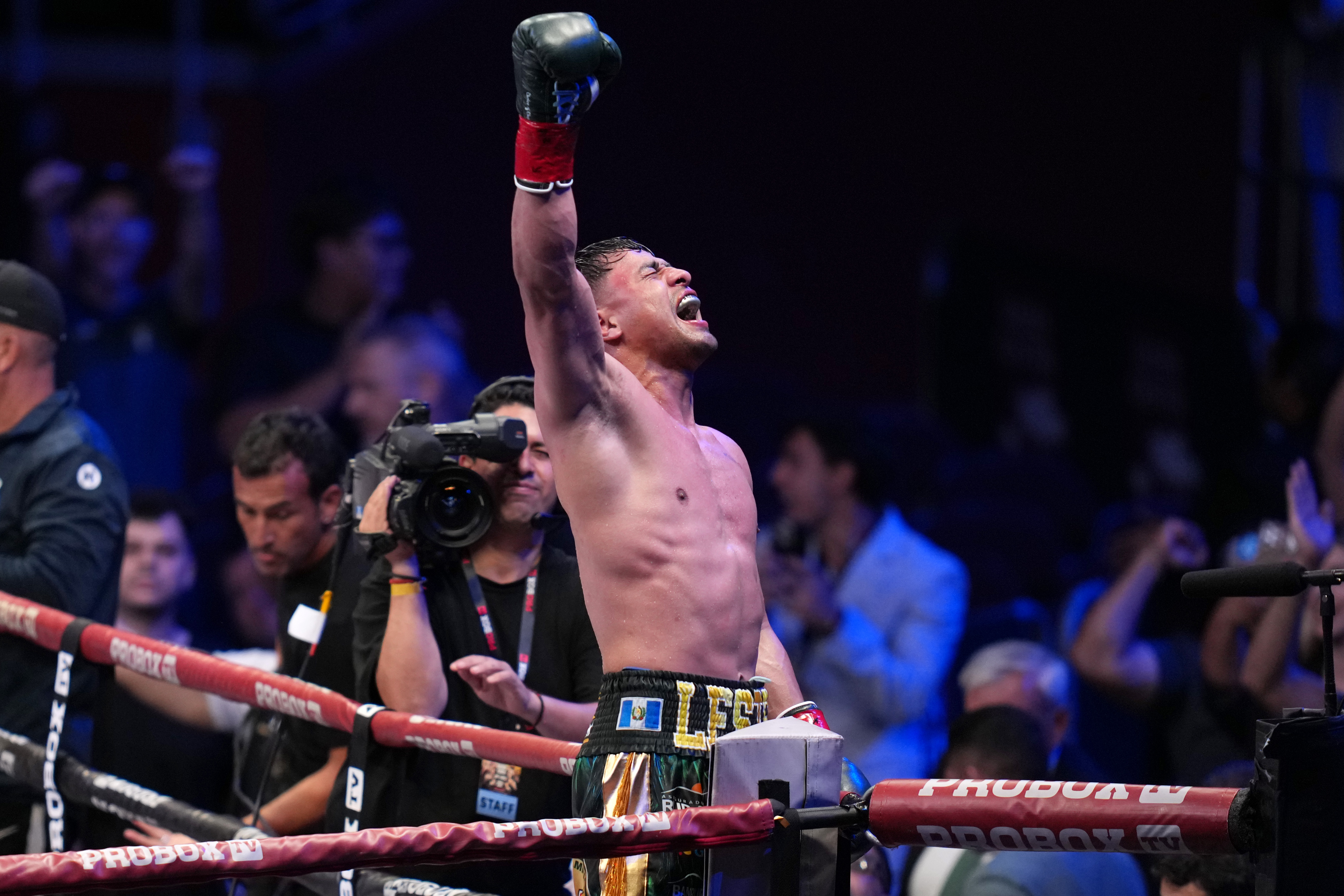 FOTODELDÍA LOS ANGELES 30/08/2026.- Lester Martínez, de Guatemala, celebra tras ganar el combate por el título mundial interino del CMB en el peso supermediano contra Luka Plantic, de Croacia, en el Galen Center de Los Ángeles, Estados Unidos, el 29 de agosto de 2026. EFE/ Jordy Marsono
