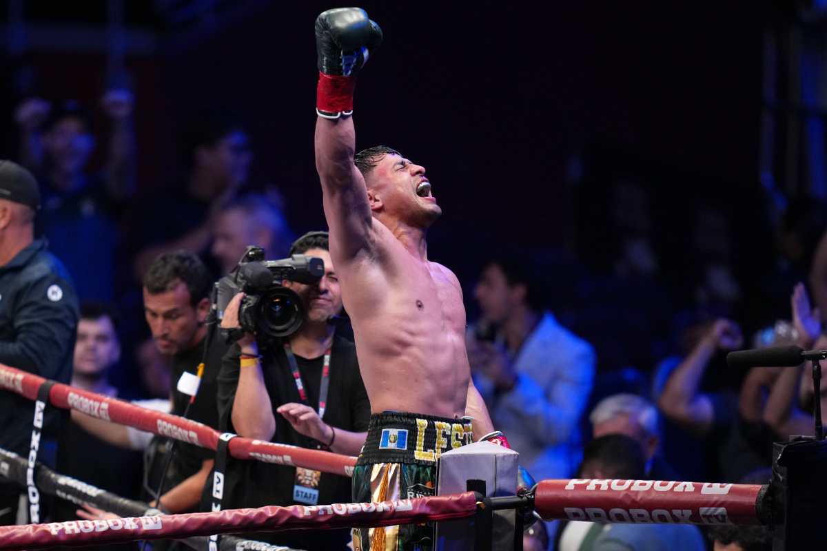 FOTODELDÍA LOS ANGELES 30/08/2026.- Lester Martínez, de Guatemala, celebra tras ganar el combate por el título mundial interino del CMB en el peso supermediano contra Luka Plantic, de Croacia, en el Galen Center de Los Ángeles, Estados Unidos, el 29 de agosto de 2026. EFE/ Jordy Marsono