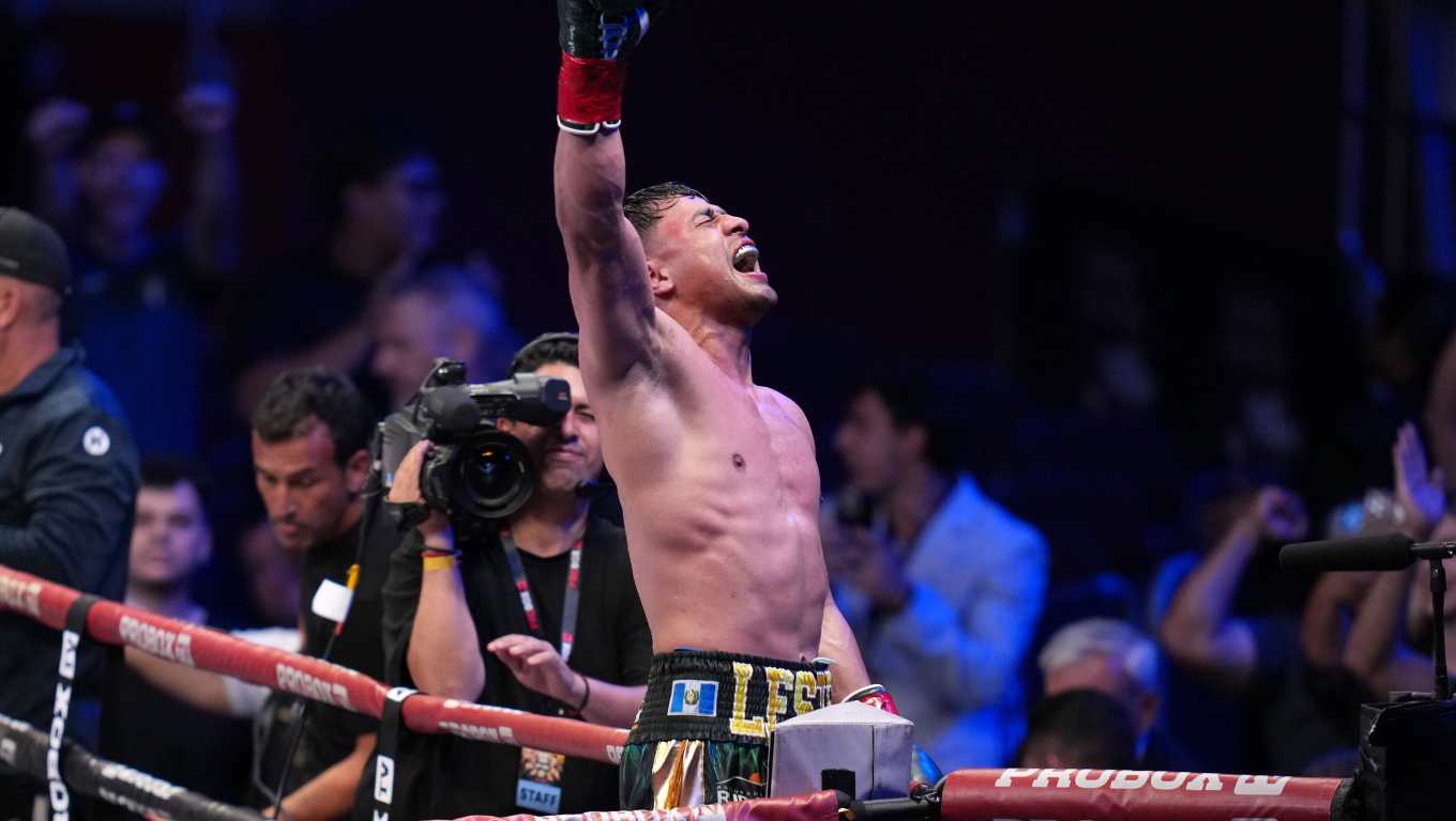 FOTODELDÍA LOS ANGELES 30/08/2026.- Lester Martínez, de Guatemala, celebra tras ganar el combate por el título mundial interino del CMB en el peso supermediano contra Luka Plantic, de Croacia, en el Galen Center de Los Ángeles, Estados Unidos, el 29 de agosto de 2026. EFE/ Jordy Marsono