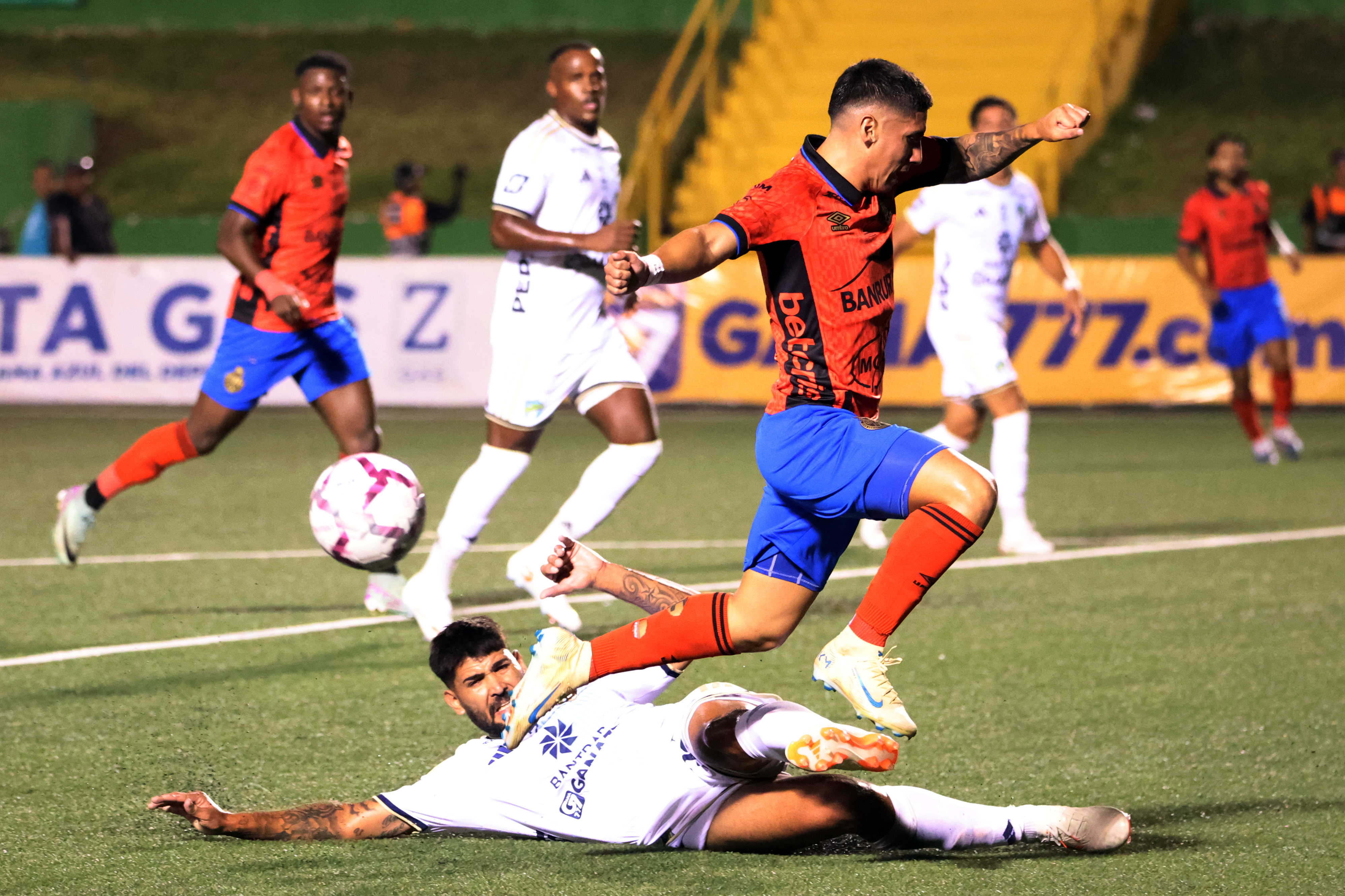 AME3150. CIUDAD DE GUATEMALA (GUATEMALA), 29/08/2026.- Nicolás Olivera (abajo) de Comunicaciones disputa el balón con Erick López de Municipal este sábado, en un partido de la Liga Nacional de Guatemala entre Comunicaciones y Municipal en el estadio Cementos Progreso, en Ciudad de Guatemala. EFE/ Fernando Ruiz