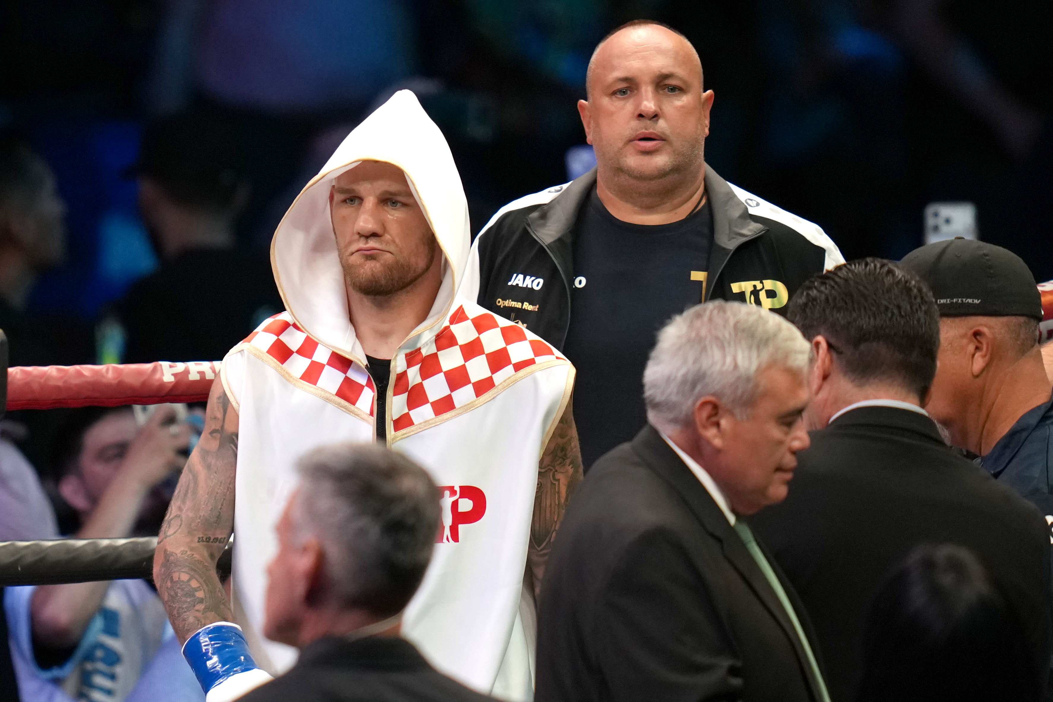 AMDEP1665. LOS ÁNGELES (ESTADOS UNIDOS), 29/08/2026.- Luka Plantic de Croacia reacciona este sábado, antes de una pelea por el título mundial interino peso supermediano del Consejo Mundial de Boxeo (CMB), frente a Lester Martínez de Guatemala, en el Galen Center en Los Ángeles (Estados Unidos). EFE/ Jordy Marsono