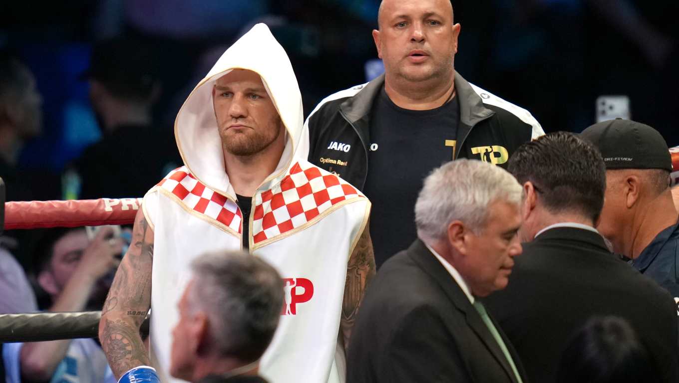 AMDEP1665. LOS ÁNGELES (ESTADOS UNIDOS), 29/08/2026.- Luka Plantic de Croacia reacciona este sábado, antes de una pelea por el título mundial interino peso supermediano del Consejo Mundial de Boxeo (CMB), frente a Lester Martínez de Guatemala, en el Galen Center en Los Ángeles (Estados Unidos). EFE/ Jordy Marsono