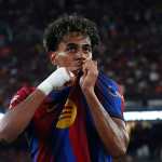 BARCELONA, 31/08/2026.- El delantero del FC Barcelona Lamine Yamal celebra su gol, segundo gol del equipo blaugrana, en el partido de la tercera jornada de LaLiga que FC Barcelona y Rayo Vallecano disputan este lunes en el Camp Nou. EFE/Quique García
