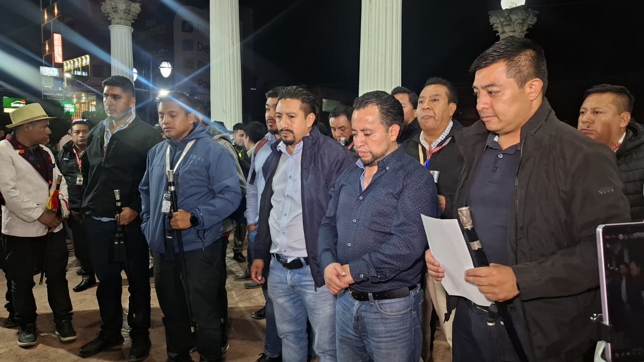 Luis Pacheco y Héctor Chaclán son recibidos por autoridades comunitarias y pobladores en el parque San Miguel, en Totonicapán, tras regresar al departamento luego de permanecer más de 15 meses en prisión preventiva. (Foto Prensa Libre: Lucero Sapalú)