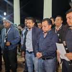 Luis Pacheco y Héctor Chaclán son recibidos por autoridades comunitarias y pobladores en el parque San Miguel, en Totonicapán, tras regresar al departamento luego de permanecer más de 15 meses en prisión preventiva. (Foto Prensa Libre: Lucero Sapalú)