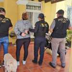 Investigadores capturan a Wendy “N”, señalada en un caso de estafa en el que las víctimas habrían entregado más de Q1 millón por supuestos trámites de visas para trabajar en Estados Unidos. (Foto Prensa Libre: PNC)