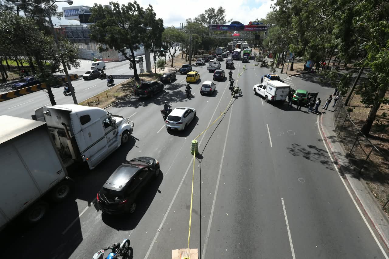El tránsito se complica en El Trébol debido a las diligencias por el ataque armado registrado este jueves, que dejó un muerto y un herido. (Foto Prensa Libre: Érick Ávila)