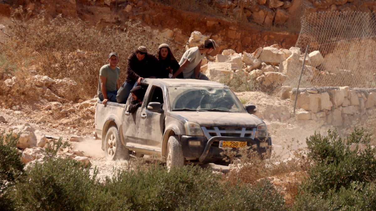 Colonos israelíes sobre una camioneta