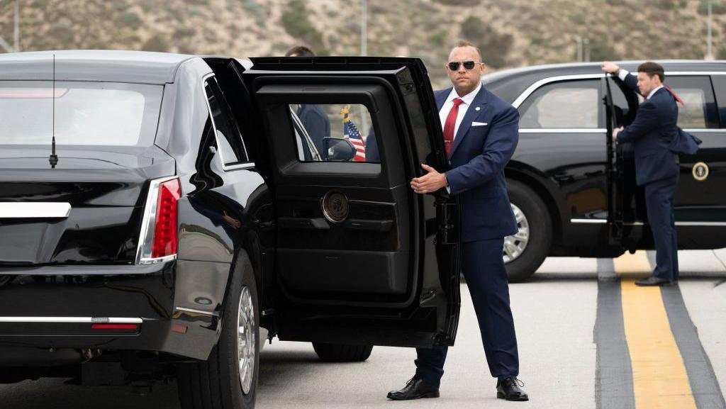 Un círculo rojo señala el camión de catering en el que presuntamente se escondió Donald Trump.