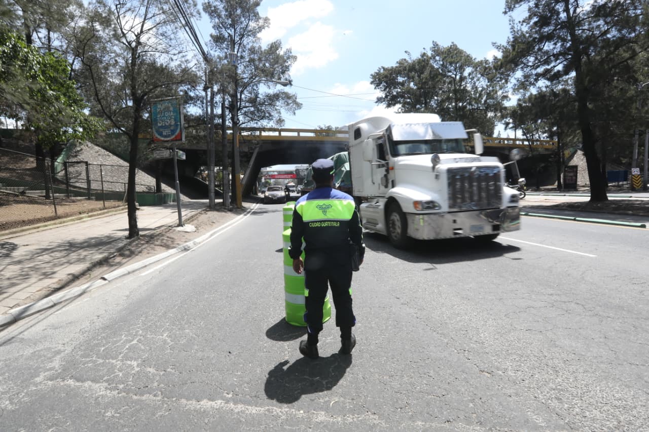 Agentes de tránsito restringen el paso del transporte pesado por el puente del Anillo Periférico que conecta con la calzada Raúl Aguilar Batres, debido a los daños detectados en la estructura. (Foto Prensa Libre; Moises Xec)