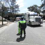 Agentes de tránsito restringen el paso del transporte pesado por el puente del Anillo Periférico que conecta con la calzada Raúl Aguilar Batres, debido a los daños detectados en la estructura. (Foto Prensa Libre; Moises Xec)