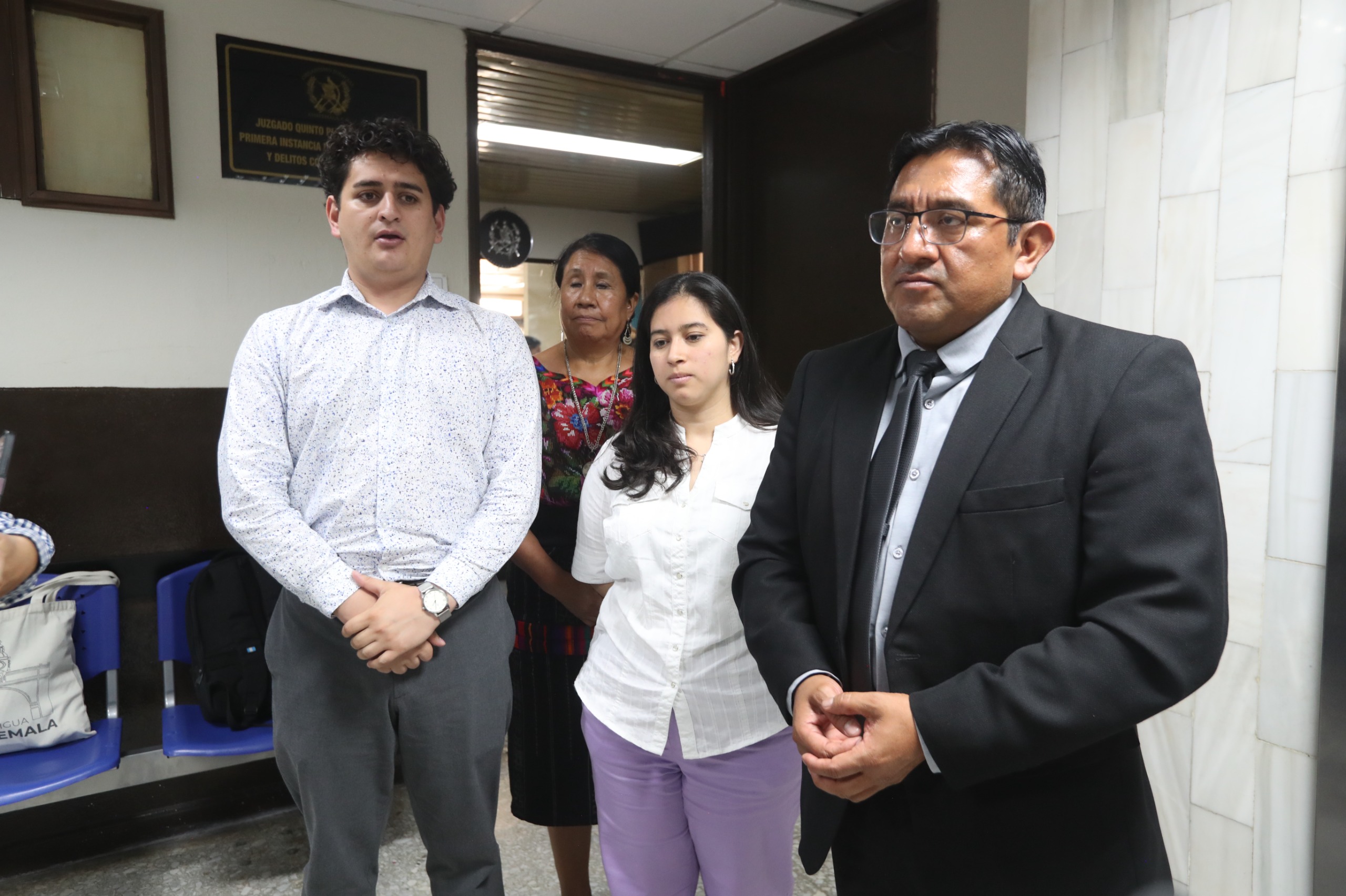 Sergio Morataya y Heizel Morales, junto a su abogado, al finalizar la audiencia en la que fueron enviados a juicio. (Foto Prensa Libre: Moisés Xec)