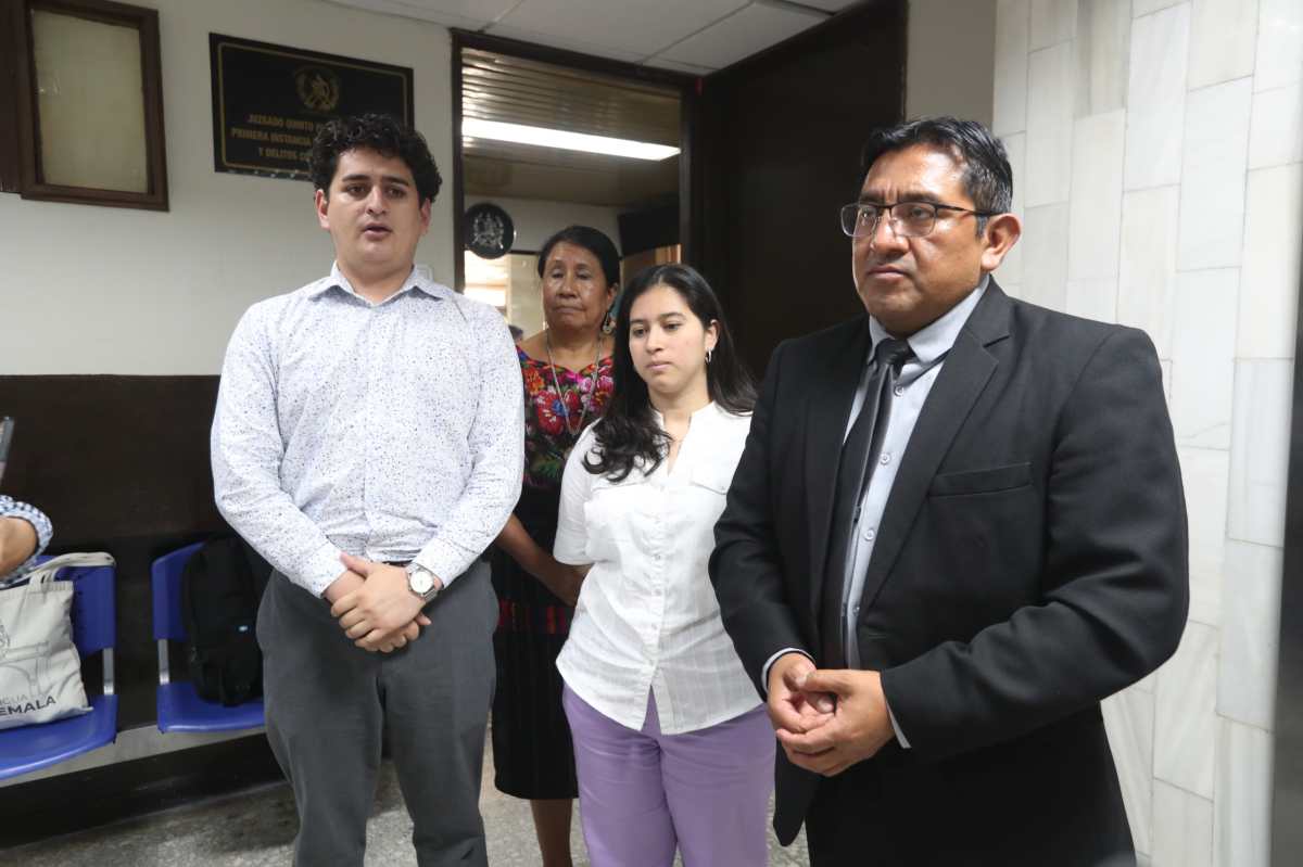 Sergio Morataya y Heizel Morales, junto a su abogado, al finalizar la audiencia en la que fueron enviados a juicio. (Foto Prensa Libre: Moisés Xec)