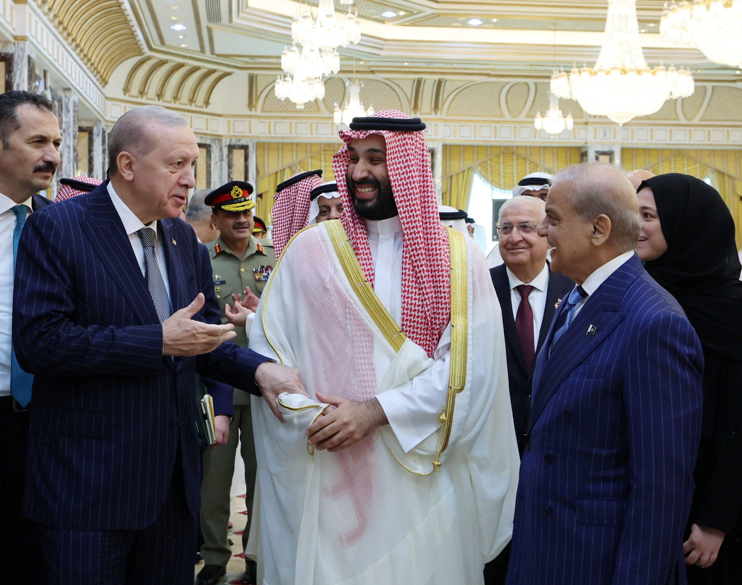 El presidente turco Tayyip Erdogan, el príncipe heredero saudí Mohammed bin Salman y el primer ministro paquistaní Shehbaz Sharif posan tras la firma de un acuerdo de defensa conjunto en La Meca, Arabia Saudí, el 7 de agosto de 2026.