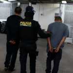 Kesler Amílcar Orellana Hernández y Jorge Mauricio Centeno Colindres son trasladados de nuevo a prisión preventiva, luego de que un juzgado los ligó a proceso por el ataque ocurrido en el preventivo de la zona 18. (Foto Prensa Libre)