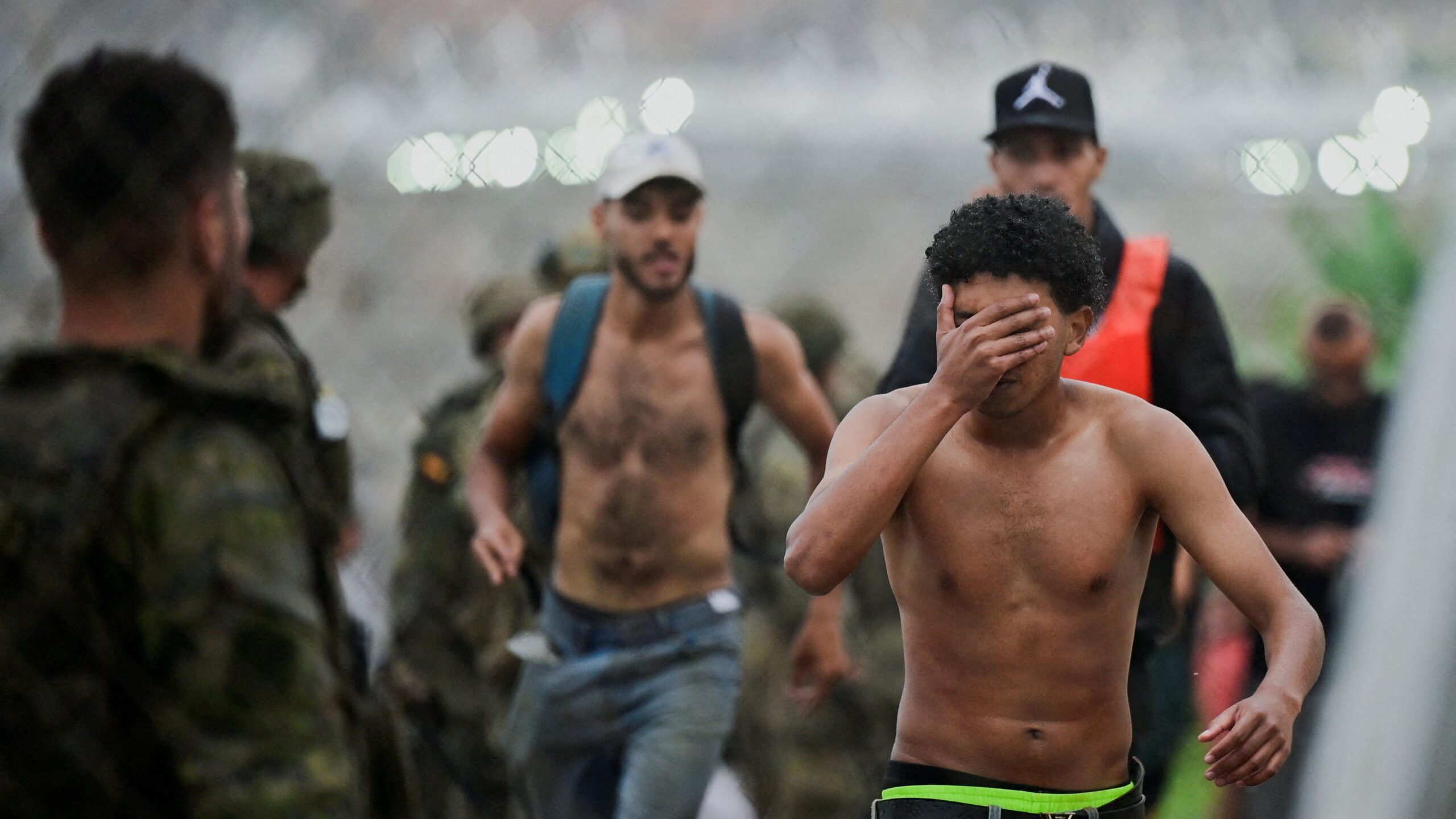 Migrantes llegan a Ceuta.