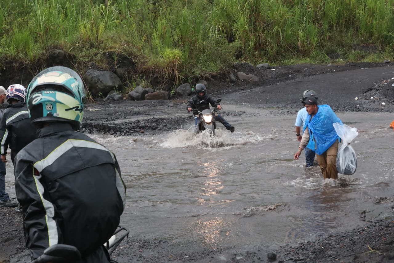 Pobladores de comunidades de San Pedro Yepocapa, Chimaltenango, cruzan una barranca durante el regreso a sus comunidades, pese al riesgo de que las lluvias generen lahares en el volcán de Fuego. (Foto Prensa Libre: Moisés Xec)
