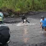 Pobladores de comunidades de San Pedro Yepocapa, Chimaltenango, cruzan una barranca durante el regreso a sus comunidades, pese al riesgo de que las lluvias generen lahares en el volcán de Fuego. (Foto Prensa Libre: Moisés Xec)