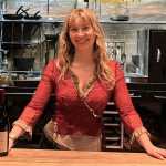 Una mesera sirviendo comida en un restaurante