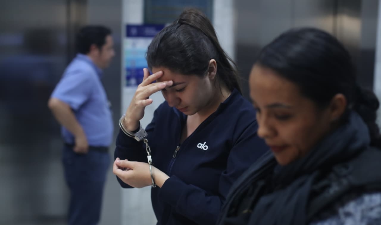 Jennifer Dinora Baches, “La Barbie del Sur”, sale del Juzgado de Mayor Riesgo donde se efectuaría la audiencia de ofrecimiento de prueba, pero la diligencia se suspendió por problemas técnicos. (Foto Prensa Libre: Juan Diego González)